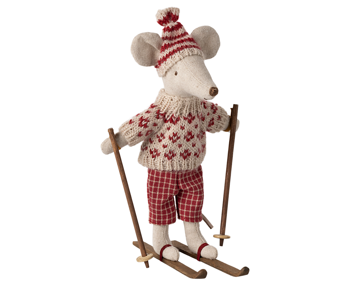 Mum Winter Mouse with her ski set