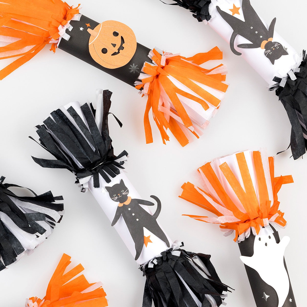 This set of 6 crackers features 4 designs of 2 x cats, 2 x ghosts, a bat and a pumpkin design with black and white, or orange and white, tissue paper fringing.&amp;nbsp;