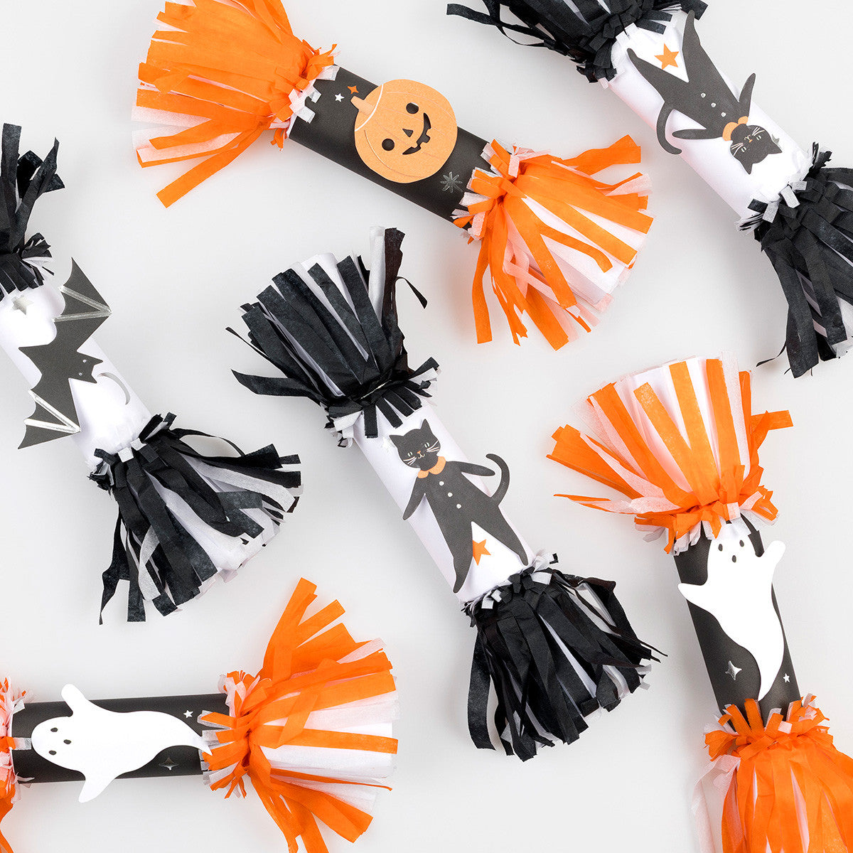 This set of 6 crackers features 4 designs of 2 x cats, 2 x ghosts, a bat and a pumpkin design with black and white, or orange and white, tissue paper fringing. 