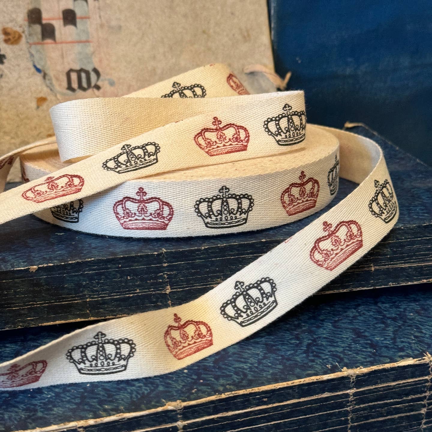Ribbon printed with red and black crowns.