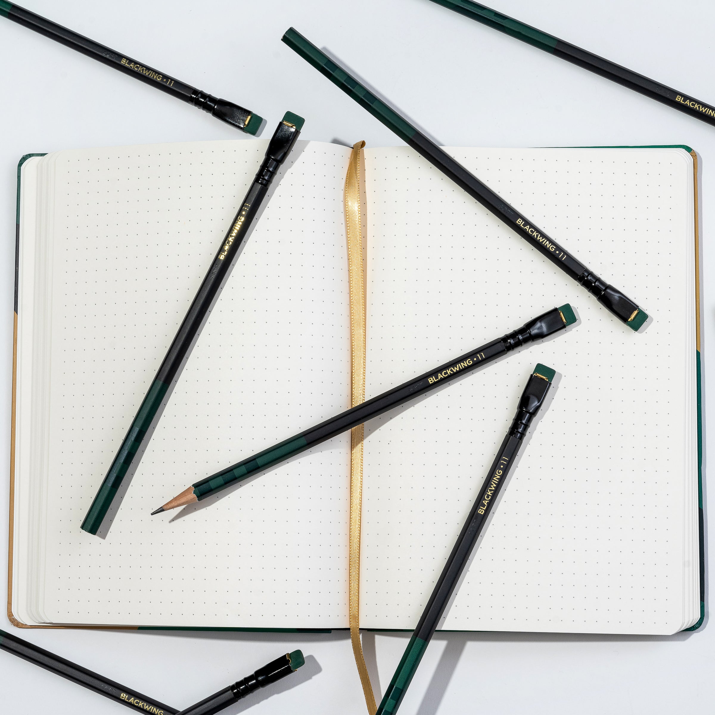 This limited edition Blackwing 11 Slate Notebook features a green, black, and gold basketball inspired cover design and features Bill Russell’s signature printed on the back.