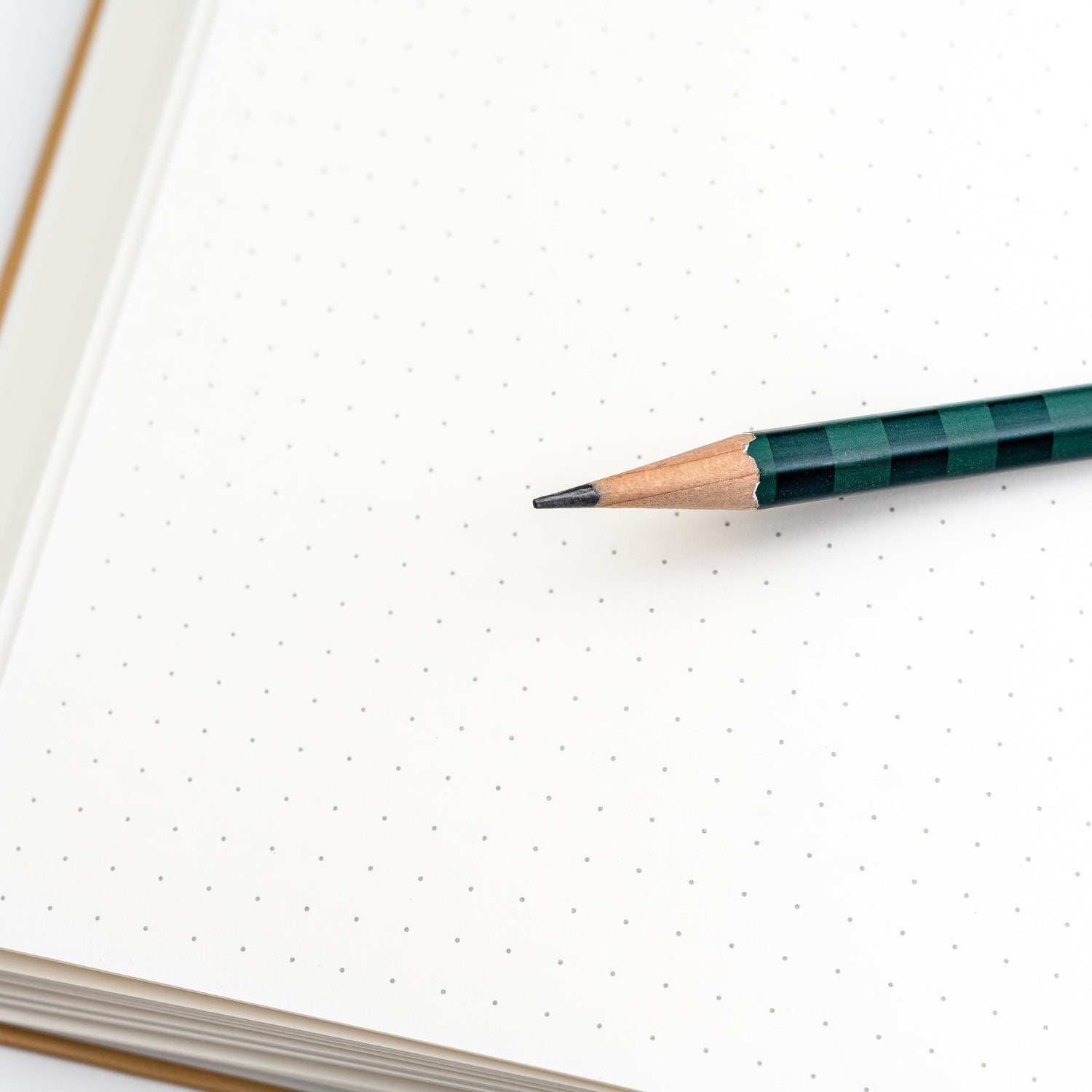 This limited edition Blackwing 11 Slate Notebook features a green, black, and gold basketball inspired cover design and features Bill Russell’s signature printed on the back.