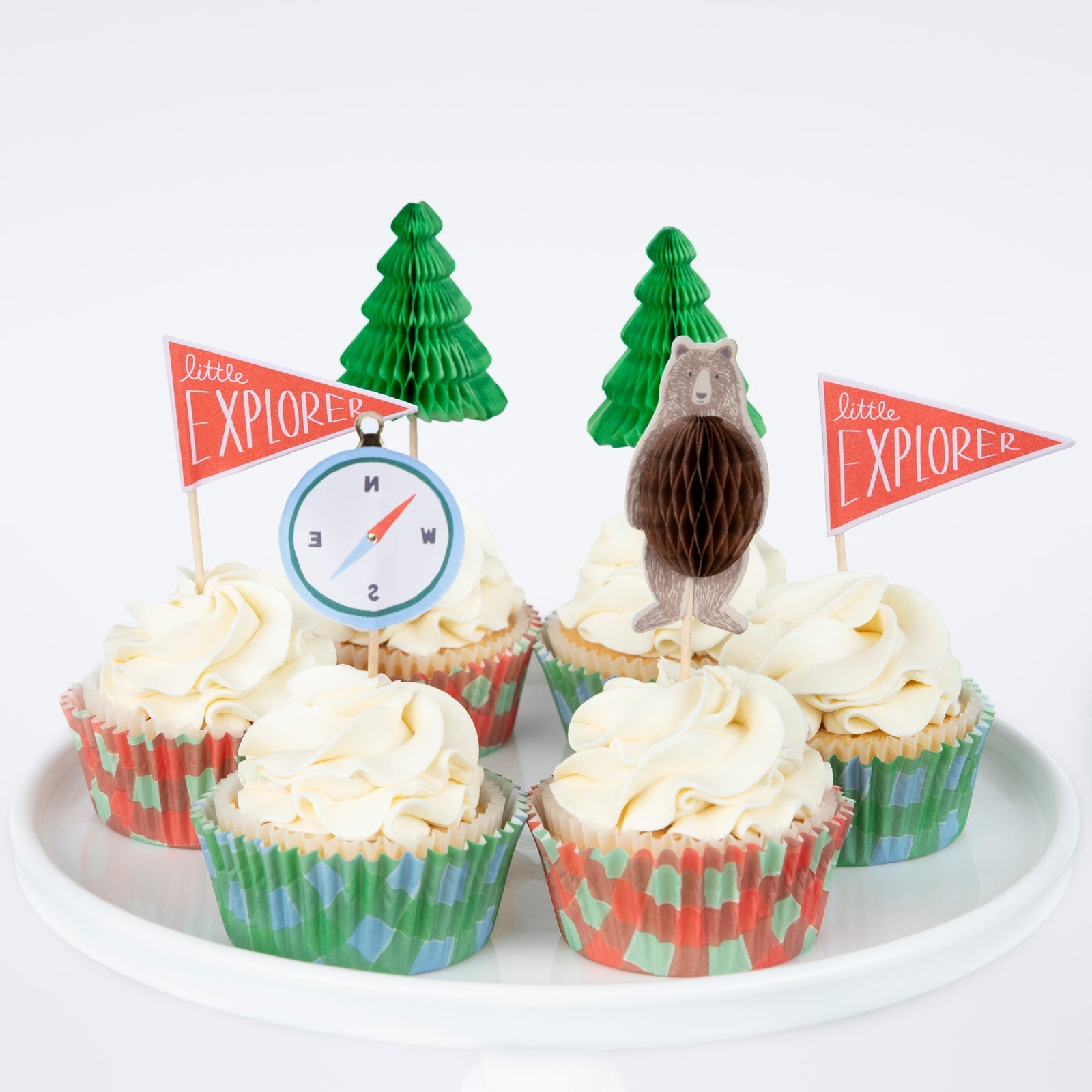 24 Cupcake toppers in 4 designs, including honeycomb bears, honeycomb trees, compasses and explorer flags, with shiny gold foil details. The honeycomb trees are made up of separate front and back honeycomb pieces, and the bear has honeycomb on his tummy, double sided tape is supplied to hold the honeycomb open. 